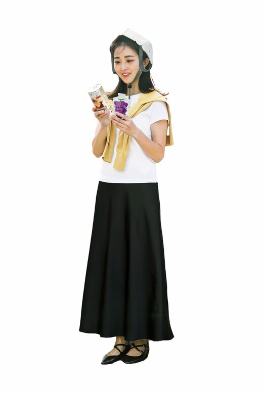 ヘルメットを身に着けて商品を見る女性