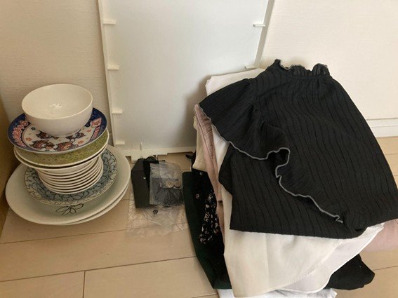 床に置かれた衣服と食器