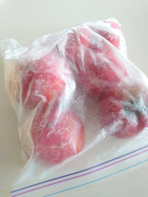 保存袋にトマト