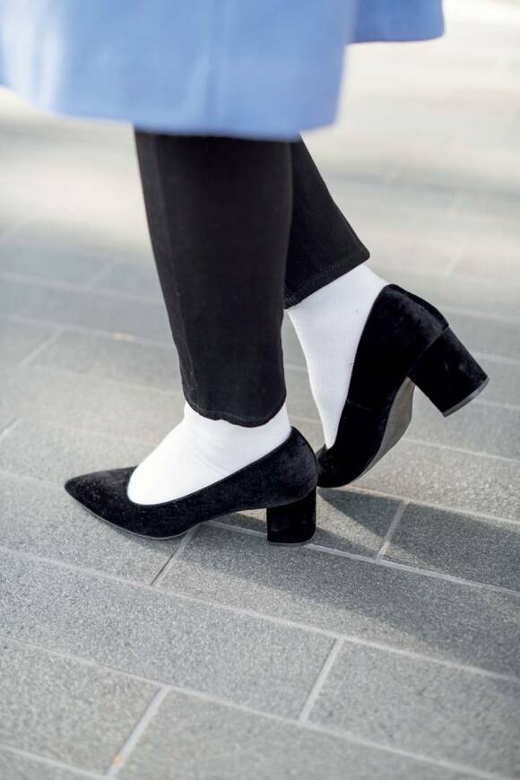 黒い靴白い靴下