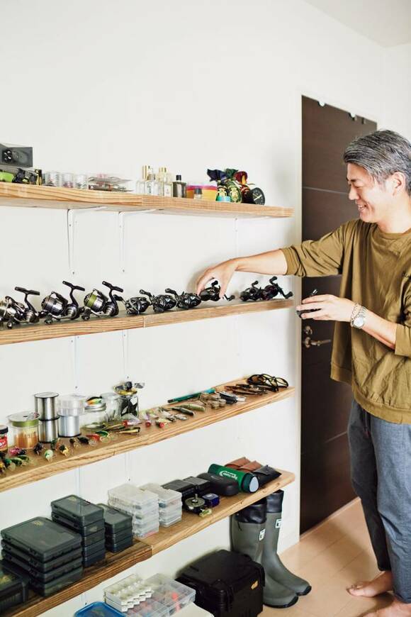 男性と釣り道具