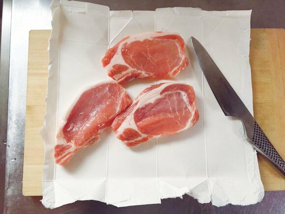 牛乳パックをまな板の上に置く