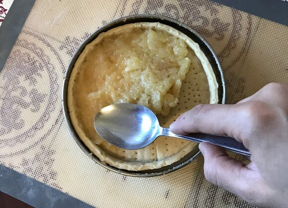 (1)のタルト台に、コンポートを全体の1/3程度の高さまで敷きつめる。