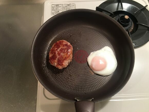 卵を割り入れる