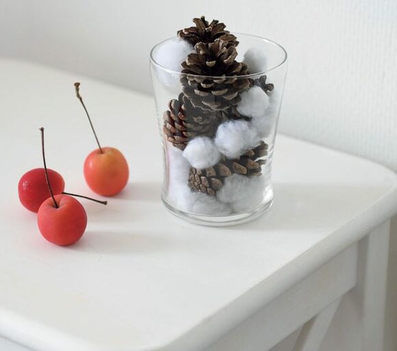 松ぼっくりとワタをガラスのコップに