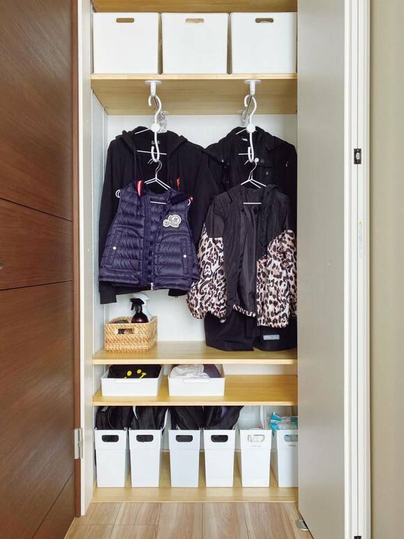 クローゼットにジャケットなど