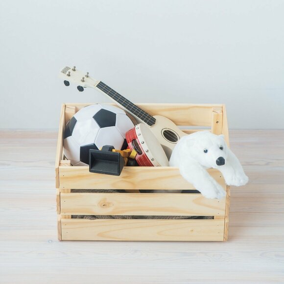 木枠ボックスにオモチャ