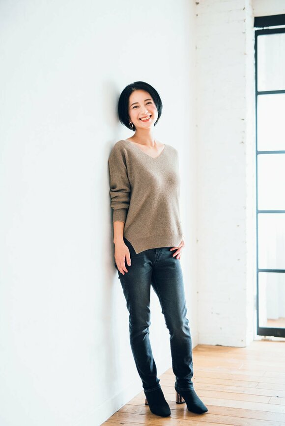 デニムパンツの女性