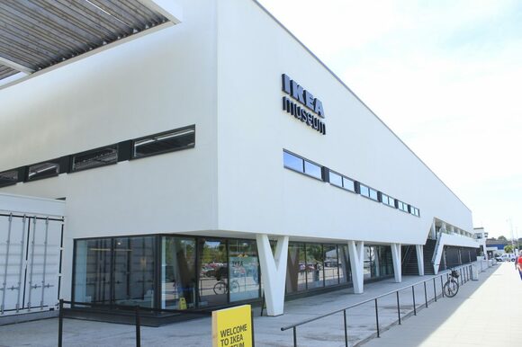 白い大きな建物