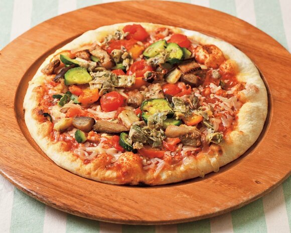 木製プレートにのったピザ