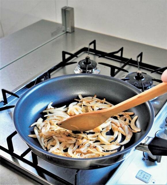 フライパンにタマネギ