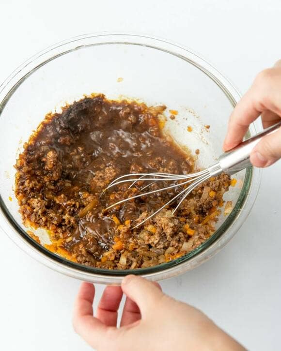 材料を泡立て器でほぐす様子