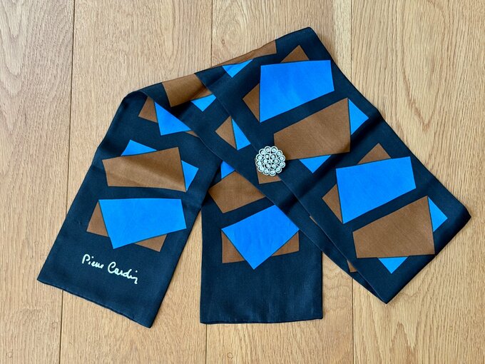 スカーフとブローチ