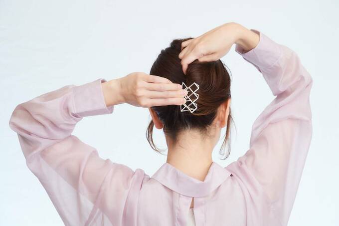 ねじりあげた毛束をクリップでとめる。髪の量に合うクリップを使って