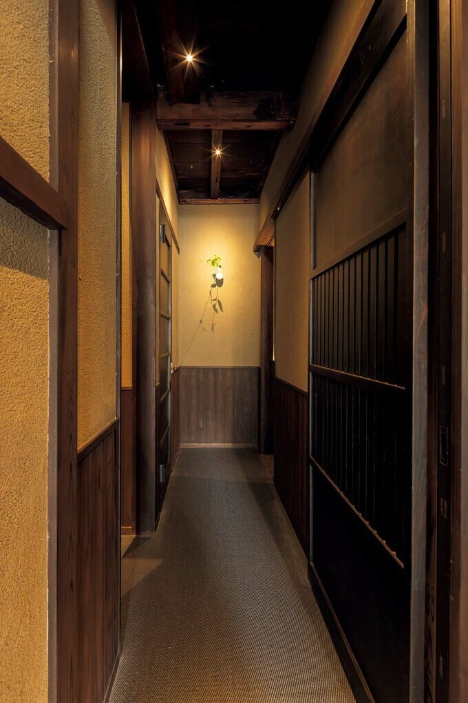 廊下の右手奥にバーがある