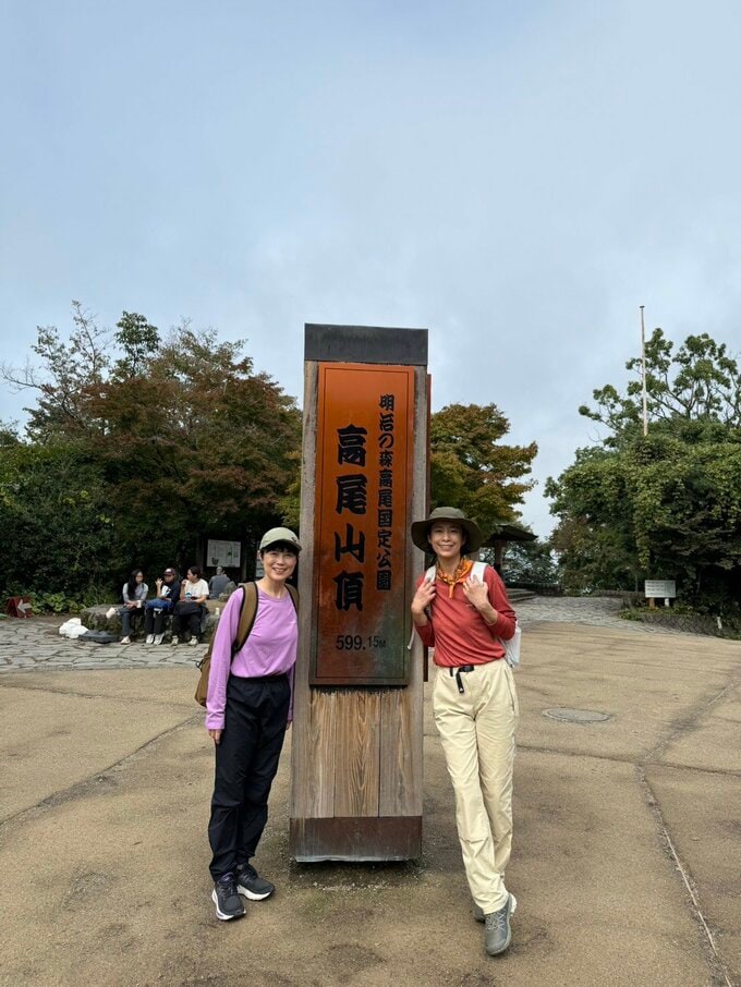 高尾山山頂で写真を撮る女性2人