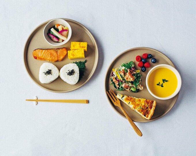 器におにぎりなど