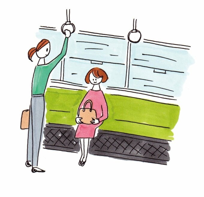 電車で座っている人と立っている人