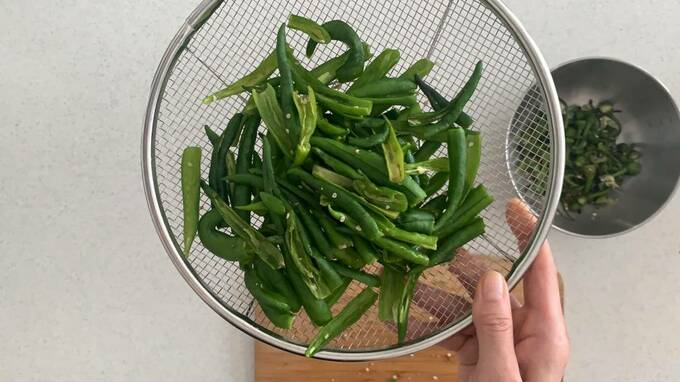 ザルに青唐辛子