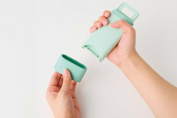 ホコリ取りブラシの底を外す様子