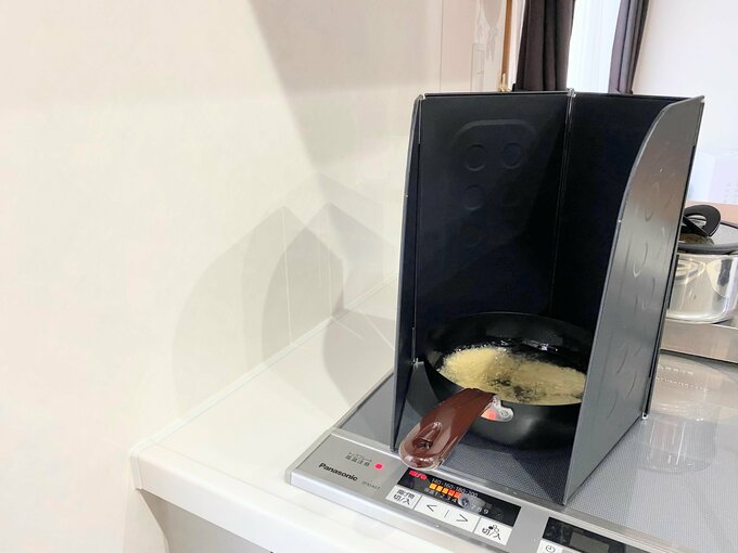 油はねガードを使って調理中