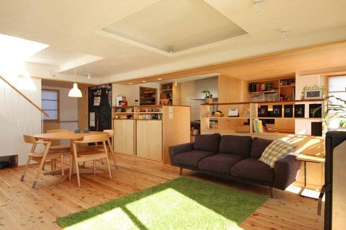 カウンターに立ち上がりを設けたお宅