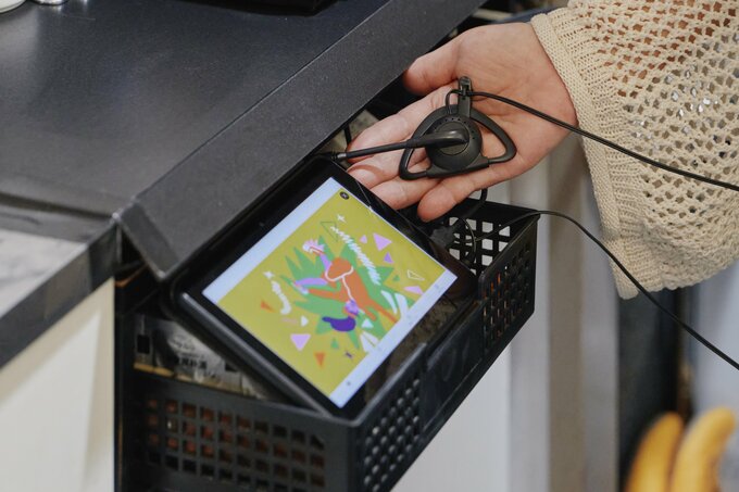 キッチンにタブレットとヘッドフォン