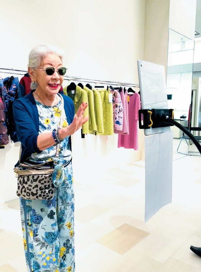 タブレットで動画撮影する鳥居さん