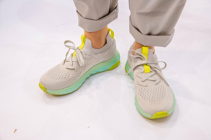 パンツの裾を折り返した着こなしの画像。