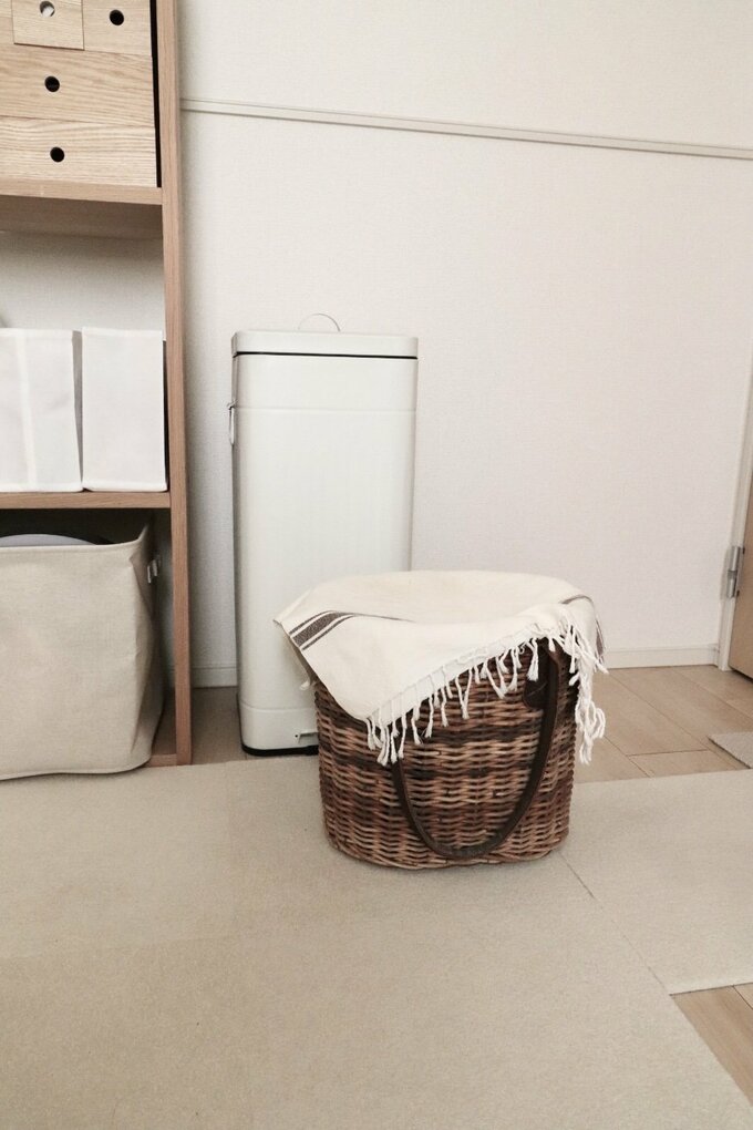 カゴの中にものを置く