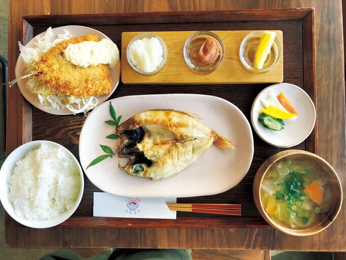 干物やアジフライが盛られた定食