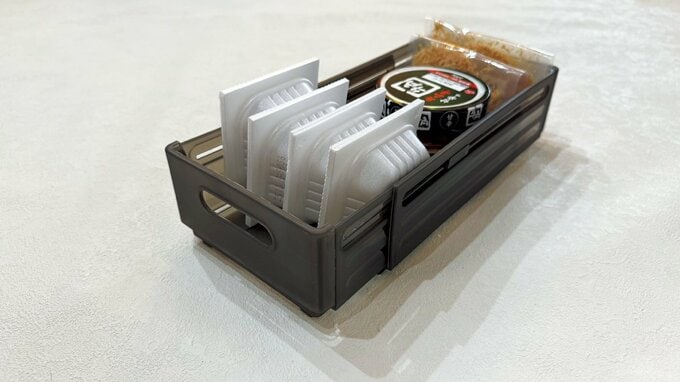 伸縮できるケースに収納された納豆