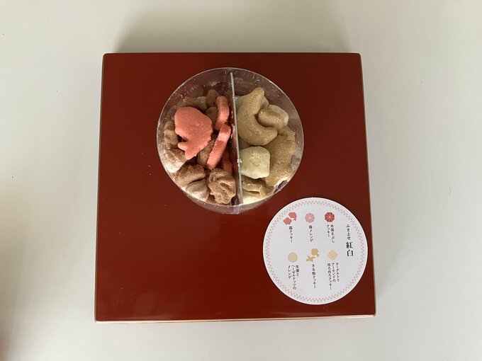 仕切りがついて赤サイドと白サイドに分かれています