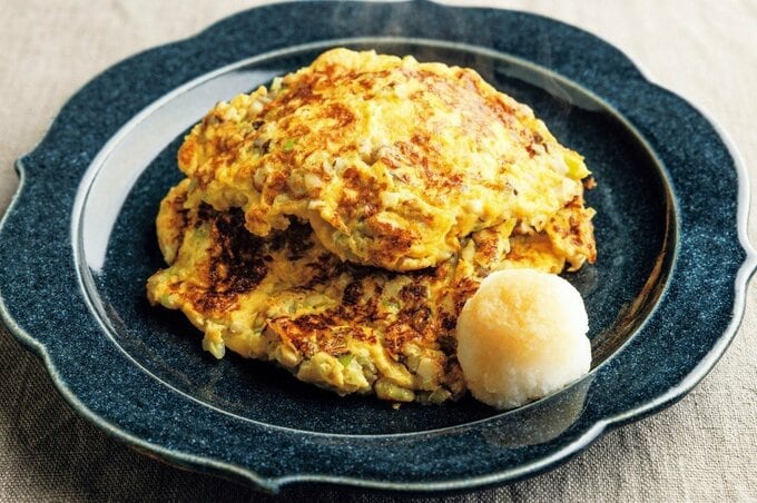 皿に盛られたシイタケ卵焼き