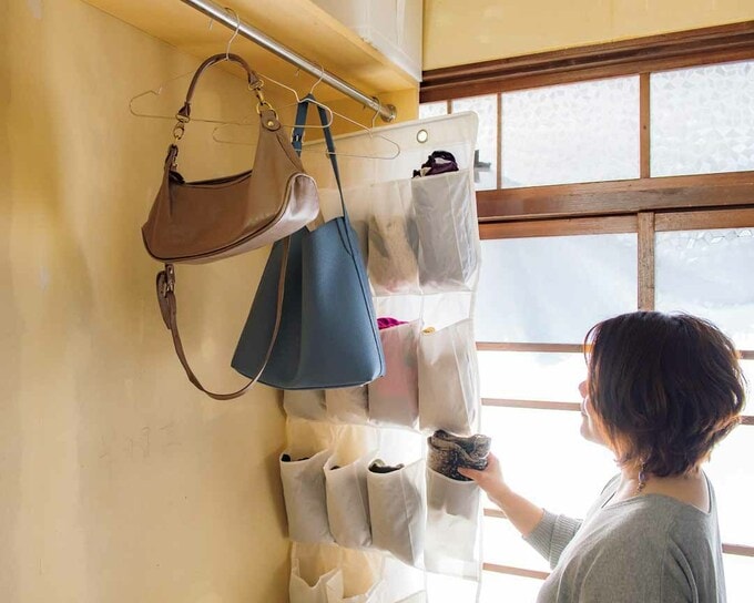 ストールやバッグをつり下げ収納した様子