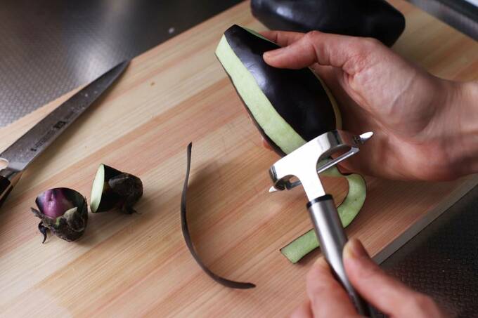 ナスは縞目に皮をむく