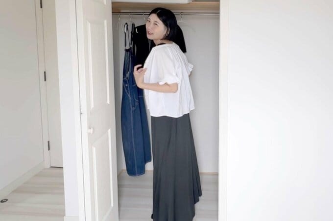 クローゼット前に立つ女性