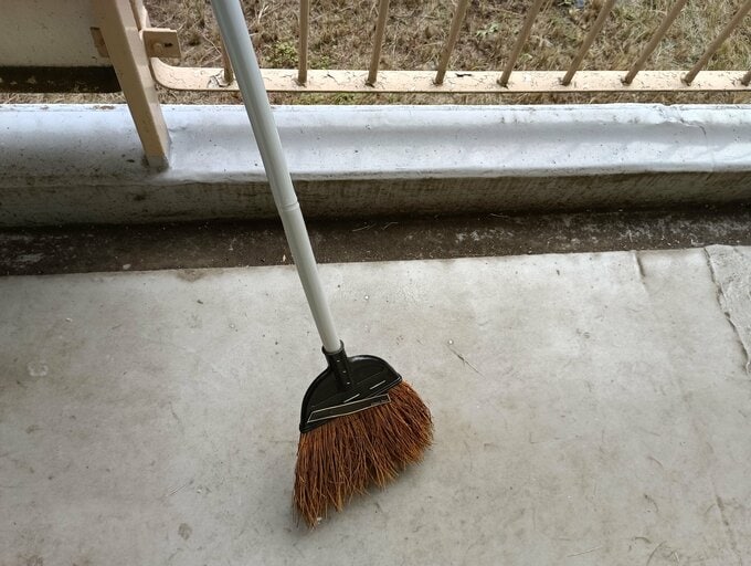 小笠原さんホウキ