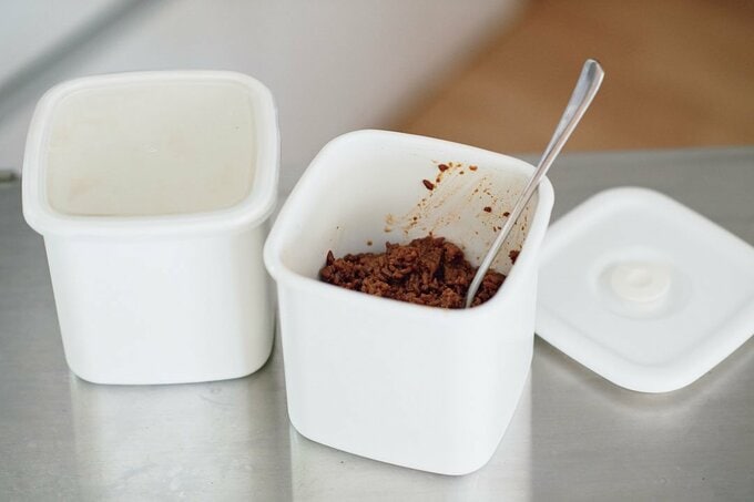 白タッパーに麹