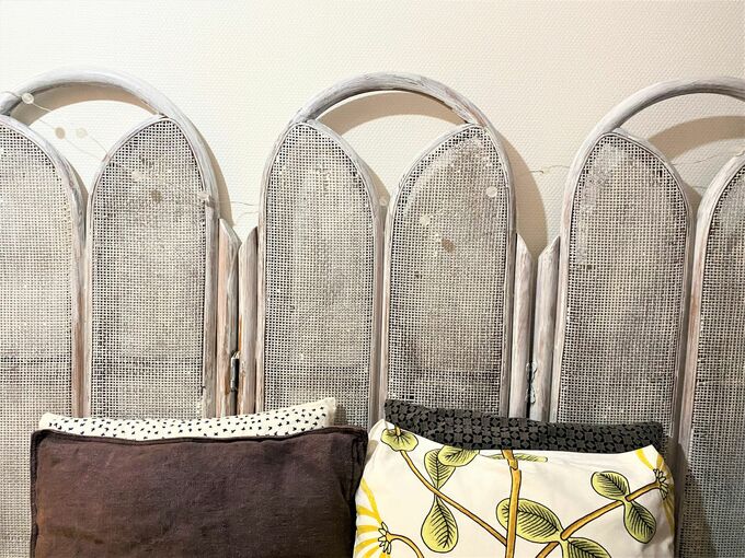 中古のついたてが、ヘッドボードに変身