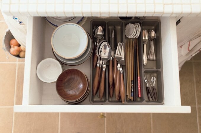 食器棚はもたず、2か所に分散収納。見えるところは白に