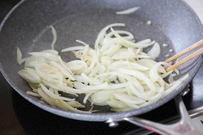 フライパンにタマネギ