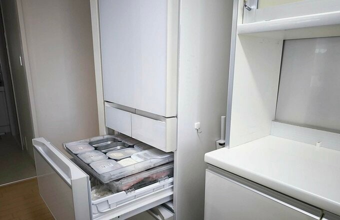 冷凍庫を開けている様子