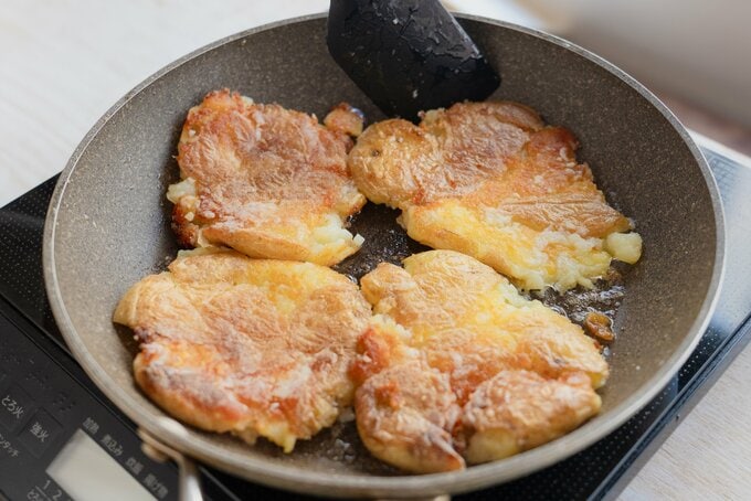 ジャガイモを焼く