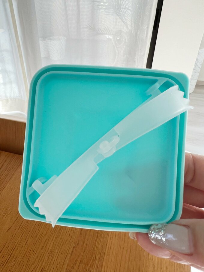 ふたがトングになる保存容器