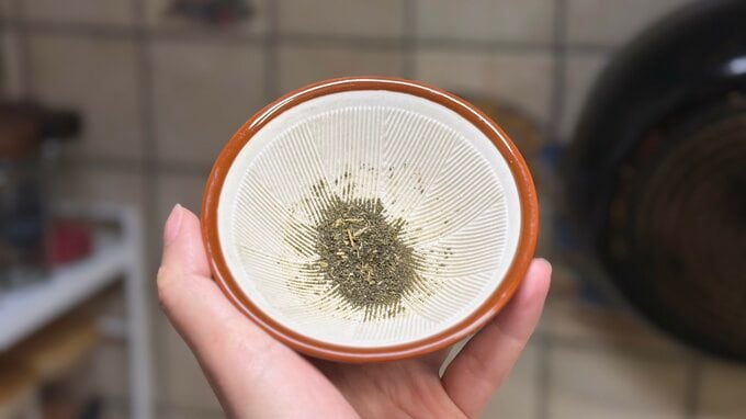 ジャスミンの茶葉をすりつぶしている