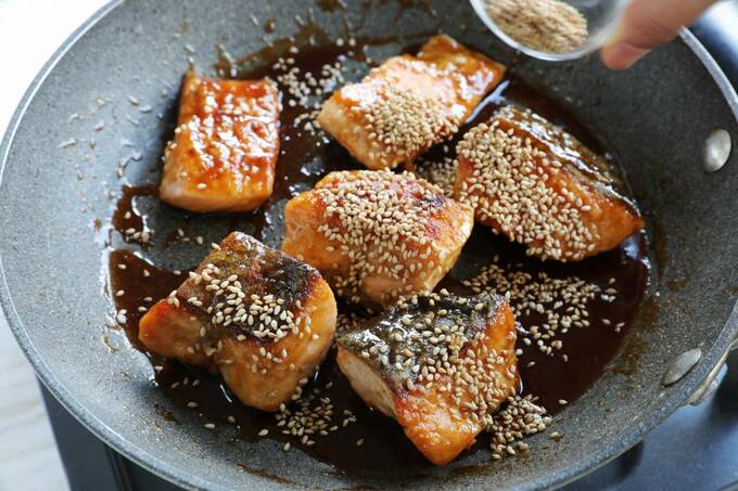 鮭にゴマを入れる