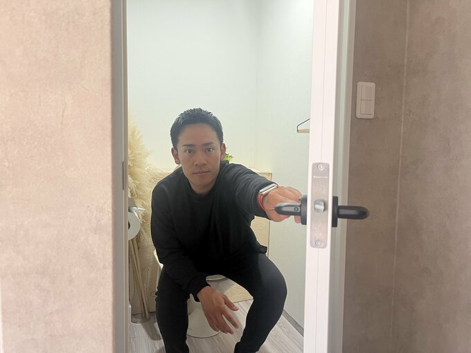 トイレのドアを開ける様子