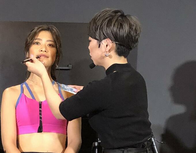 キラキラが輝くおしゃれメイクが完成