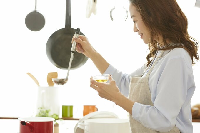 料理中の女性